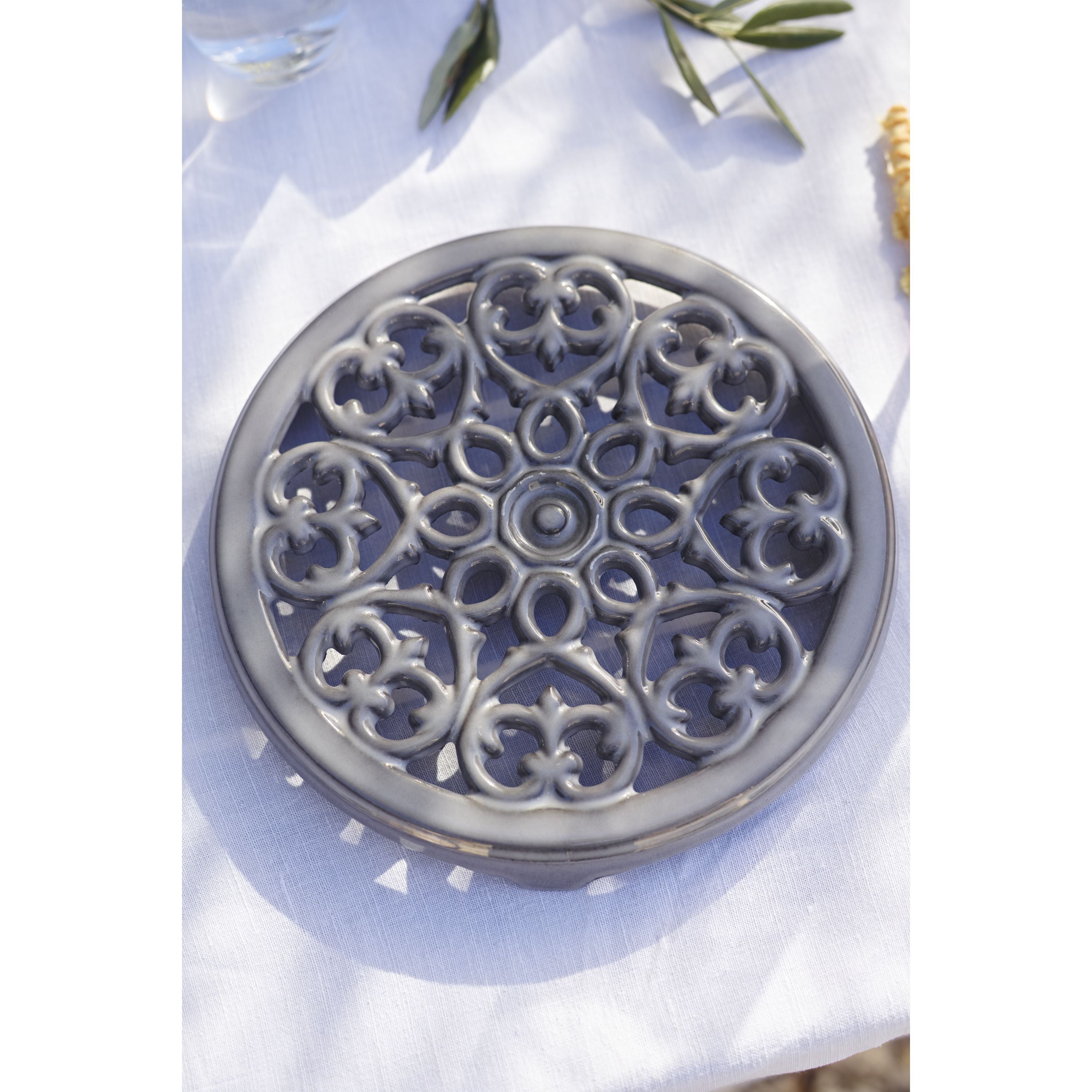 STAUB Serving 23 cm Round Cast Iron Trivet, Lily Decal, Graphite-Grey